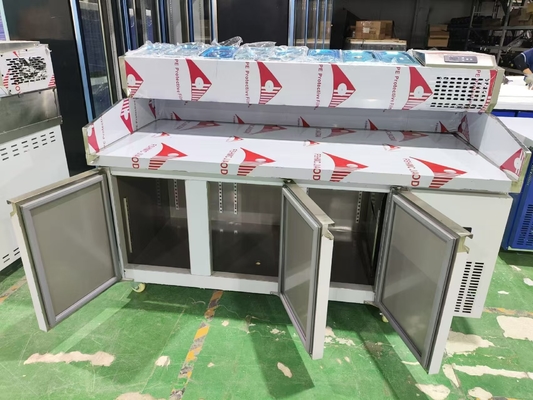 1.8M Salad Meja Kerja 3 Pintu Undercounter Pizza Prep Table Dingin dengan tampilan atas