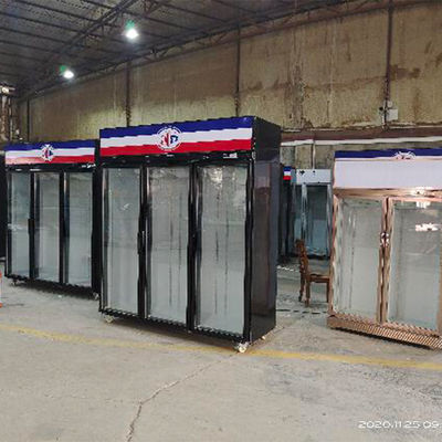 Tiga Pintu Kaca Ayunan Merchandiser Kulkas Komersial